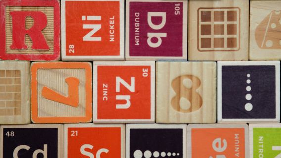 ما هي رموز التيار الكهربائي والمغناطيسية والأكسجين والجهد الكهربائي والإلكترونات واليورانيوم؟ شاهد هذا