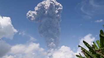 Le mont Mou d’éruption éclaboussé jusqu’à cinq kilomètres de haut en direction du sud-ouest