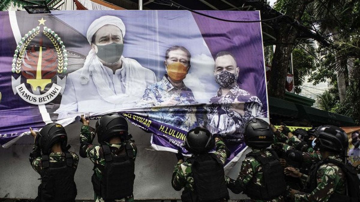 TNI Turun Tangan Copot Baliho Rizieq, FPI: Presiden Menakut-nakuti Rakyat