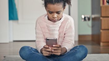 متى يمكن للأطفال أن يلعبوا الهواتف المحمولة؟ وفقا لبيل غيتس في سن 14