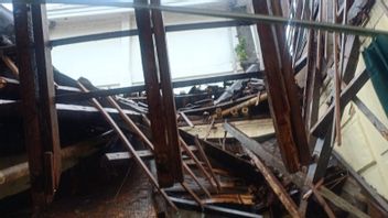 ضربتها الرياح القوية ، وانهار سقف مهجع موظفي RRI في دينباسار ، وأصيب شخص واحد