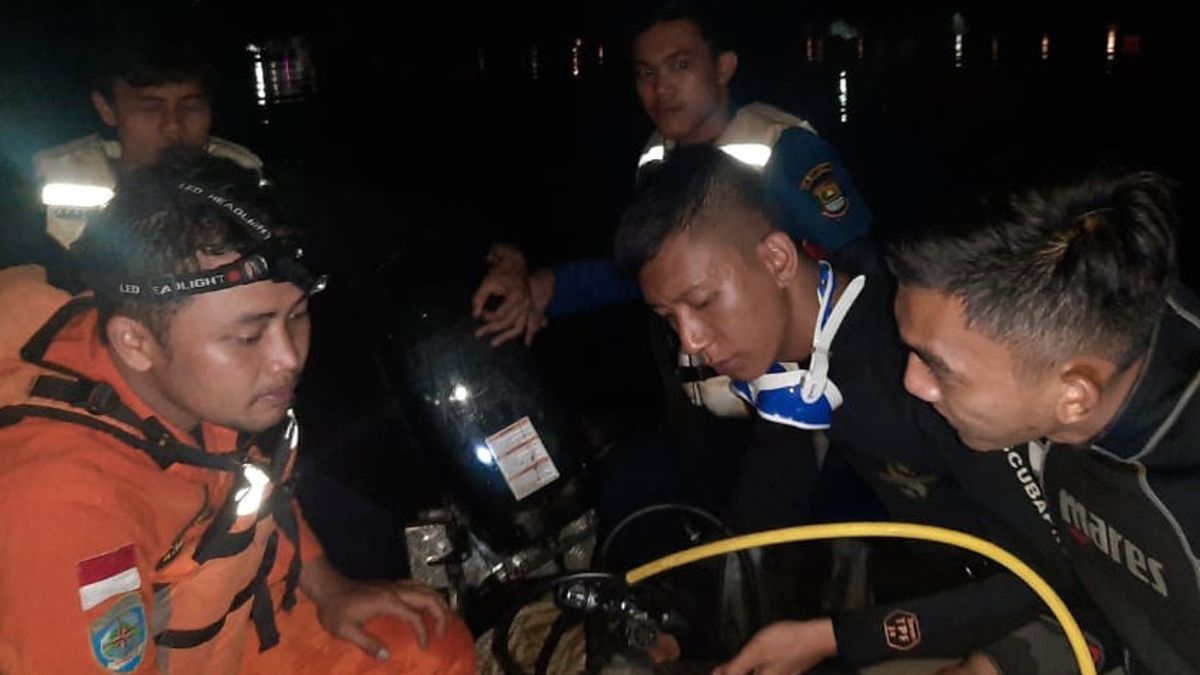 L’équipe SAR Est Toujours à La Recherche D’un Homme Noyé à Kedaton Lake, Tangerang Regency