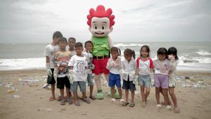 Seru, Kiko Ajak Anak-anak Bersih-Bersih Sampah di Pantai