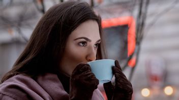 研究によると、コーヒーを飲む女性は、下へ行くリスクを下げる可能性があります。