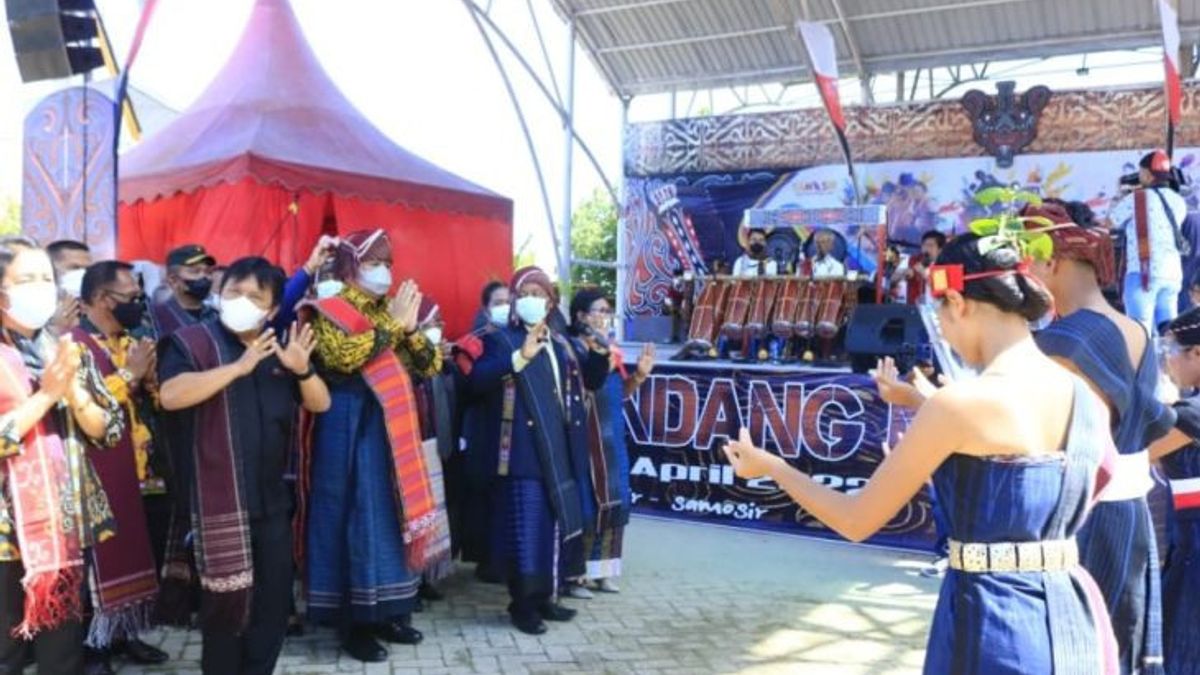 Serunya Ngabuburit di Festival Gondang Naposo Samosir 