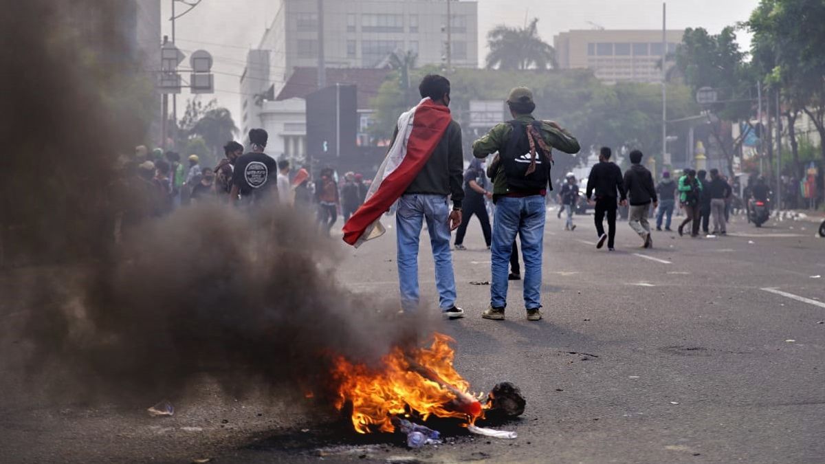 Mysterious Masses And Widespread Clashes: Report Of Five VOI Journalists From Various Demonstration Points Of The Job Creation Law