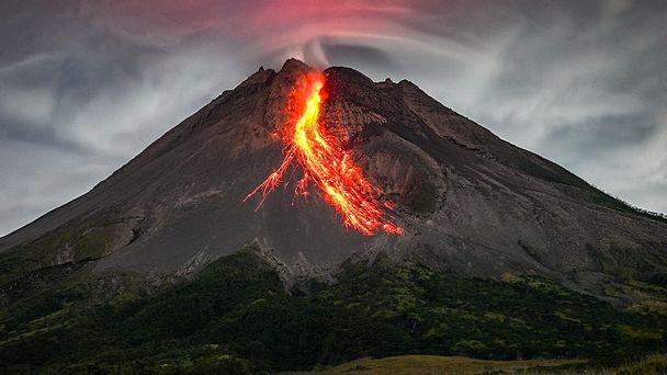 Di balik keindahan pemandangan indah lelehan lava Gunung Merapi, tersimpan kekuatan dan bahaya yang luar biasa dahsyat. (Wikimedia Commons) 