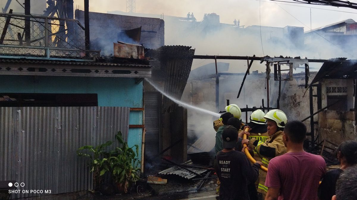 Sempat Alami Kesulitan, Damkar Jakpus Berhasil Padamkan Api di Rumah Makan Kawasan Senen