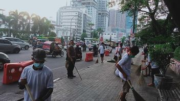 Belasan “Pak Ogah” di Medan Ditertibkan, Dihukum Sapu Trotoar Lapangan Merdeka