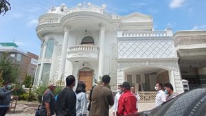 Bareskrim Sita Rumah Indra Kenz, Tetangga Rumah Mewah di Sumut Bicara Soal Kelakuan Sering <i>Geber</i> Mobil Sport