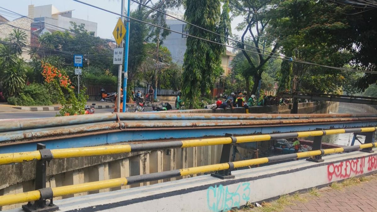 Residents Of State Printing Geger See Babies In The Flow Of Cempaka Putih River