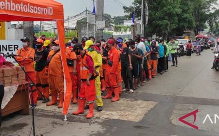 Sopir Bajaj, Ojol dan Petugas PPSU, Rela Antre Ambil Nasi Kotak Gratis di Tamansari