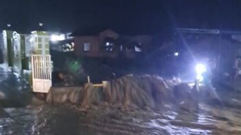 洪水袭击亚齐东南部的8个村庄