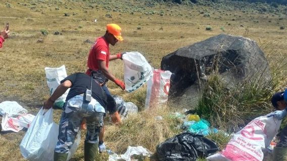 TNGGP从Puncak Gunung Gede Pangrango减少了1吨垃圾