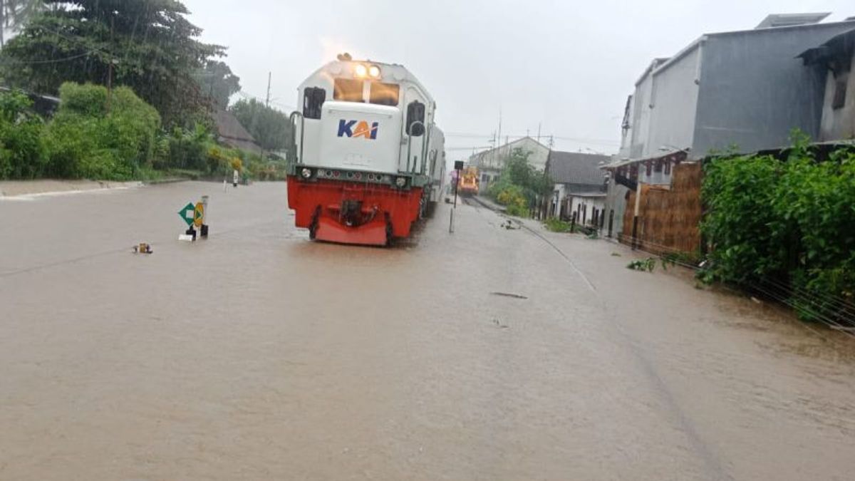 Perjalanan KA Sritanjung Terganggu Akibat Banjir di Kalibaru