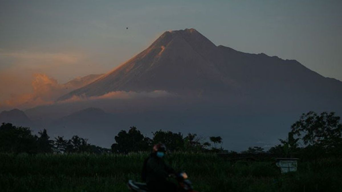 週末を通して、メラピ山は地震の144の滝を経験しました