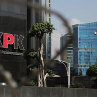 在受到KPK的询问后，霍特马·西托普尔（Hotma Sitompul）承认他要去社会事务部