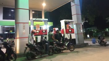 Pertalite Kosong, Pengguna Motor Rela Antre Beli Pertamax di SPBU Kelapa Dua Kabupaten Tangerang