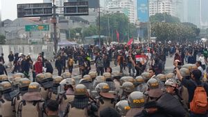 Ditembak Water Cannon Polisi, 2 Demonstran Alami Luka di Punggung-Kaki Dibopong Menjauh Gedung DPR