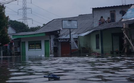 Mengetuk Pintu Mereka yang Bertahan di Tengah Banjir