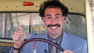 <i>Borat 2</i> Raih Golden Globe, Sacha Baron Cohen Ucap Terima Kasih untuk Pengawal Pribadi