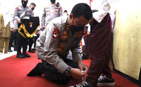 Momen Kapolda Banten Membungkuk, Rela Mengikat Tali Sepatu Murid SD