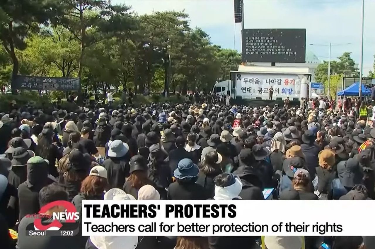 彼のパートナーは両親と学生の虐待で自殺し、韓国の50,000人の教師が抗議の学位を獲得