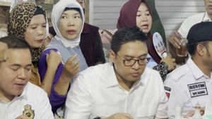 PDIP Politcus Participates In Accompanying Will Cagub Sudaryono Eat At Kudus Market