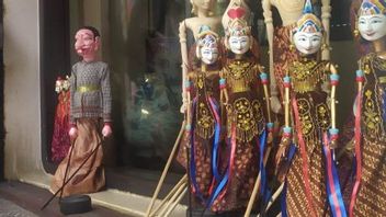 若い世代が文化遺産を維持できることを願うブラガバンドンのゴレク人形の売り手