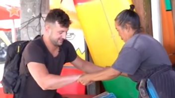 Viral Caucasians In Bali Helped By Mrs. Oka Kind-hearted Trader Who Is Fluent In English, Maybe This Can Erase The Bad Image Of Forced Traders In Kuta