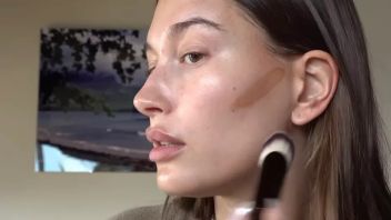 海莉·比伯(Hailey Bieber)的病毒式化妆特技让脸型逆向,戴着唇滑板