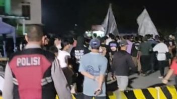 Konvoi Ratusan Anak Muda Bawa Bendera Nyalakan Kembang Api di Kelapa Gading Dibubarkan Polisi