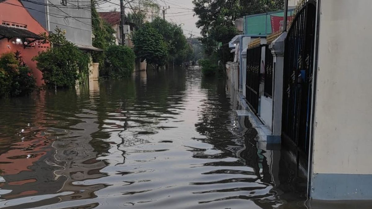 15 RTs In Ciledug Indah Soak Floods, Vehicles Moved To Roads