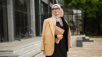 Gamis Hitam Cocok dengan Jilbab Warna Apa? Yuk Intip Padu Padannya agar Terlihat Stylish dan Memukau 