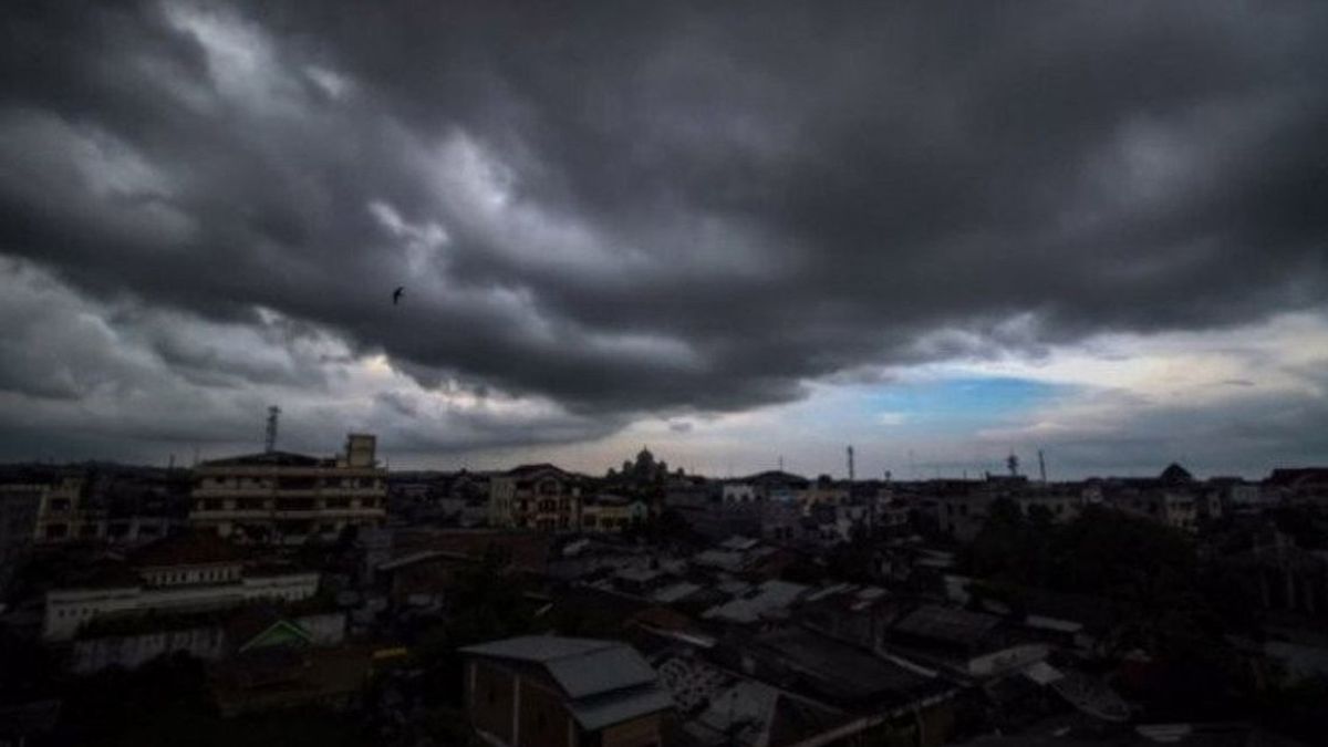 天气7月22日星期一,印度尼西亚的大多数城市多云,降雨伴随着闪电