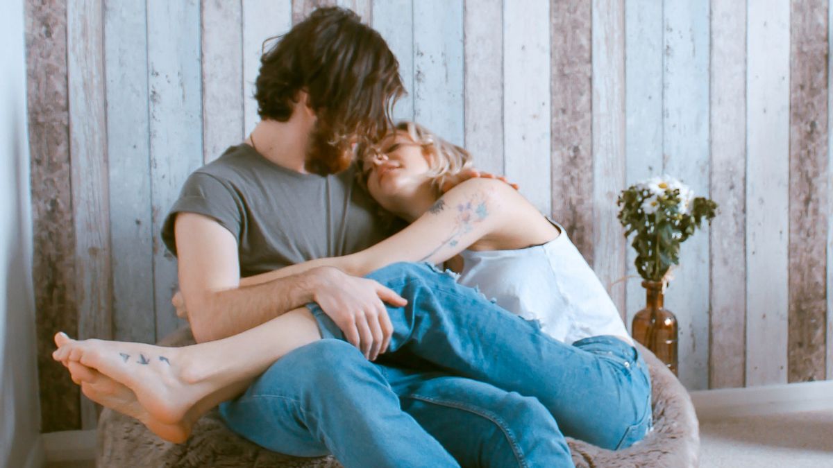Agar Hubungan Semakin Romantis, Ini 7 Posisi Intim yang Bisa Dipraktikkan