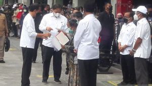 Airlangga Hartarto Dampingi Jokowi Resmikan Program Bantuan Tunai untuk PKL di Yogyakarta