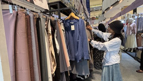 Denim Kembali Jadi Primadona di Tren Modest Fashion