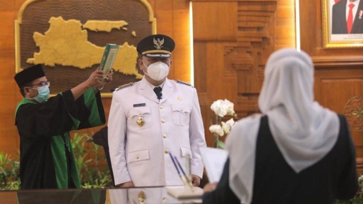 Inaugurated By Governor Khofifah, Whisnu Sakti Becomes The Mayor Of Surabaya For 6 Days