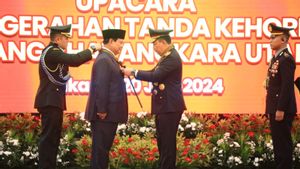 Menhan Prabowo Terima Tanda Kehormatan Bintang Bhayangkara Utama Polri
