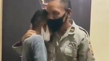 Viral High School Children À Kupang Inviter La Police à Se Battre Et Coup De Pied, La Fin Pleure, S’excuse
