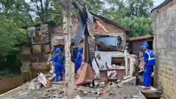 Puluhan Bangunan di Bantaran Kali Ciliwung Kramat Jati Dibongkar