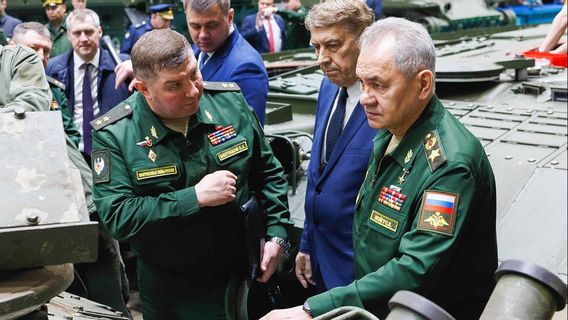 러시아 국방부 장관은 탱크 생산량을 늘리고 우크라이나 전장에 보내기 위해 장갑을 두껍게 만들 것을 명령했습니다.