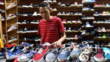 جاكرتا - يفرض مستخدمو الإنترنت ضريبة قدرها 31 مليون روبية إندونيسية بعد شراء أحذية بقيمة 10 ملايين روبية إندونيسية ، هذا هو تفسير الجمارك