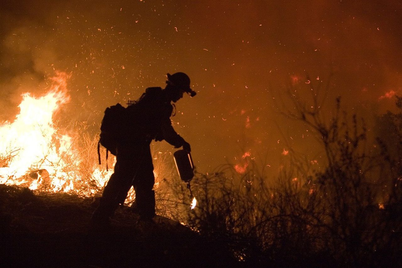 カリフォルニア州は史上2番目に大きな山火事を記録し 14 000の建物が脅かされました