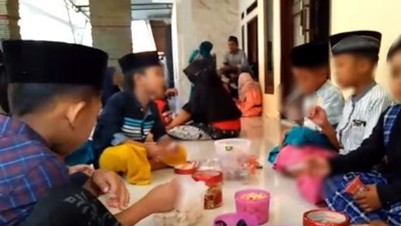 Aksi Anak-Anak di Bawah Umur Merokok saat Lebaran