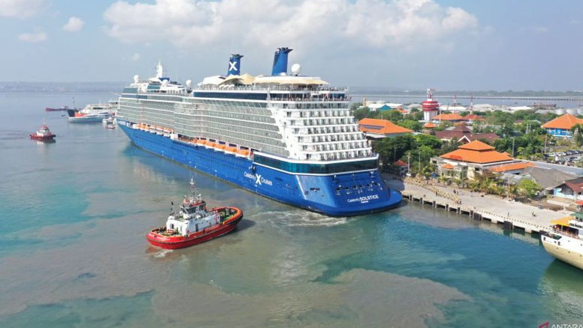 Two Cruise Ships Carry 3,000 Passengers Rayakan New Year In Bali