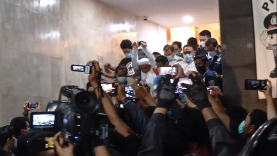 Usai Diperiksa Polisi Hampir 14 Jam, Rizieq Keluar dengan Tangan Terborgol dan Rompi Oranye