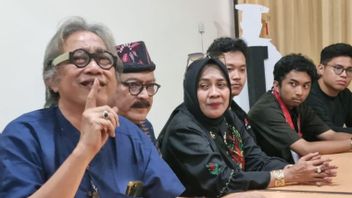 L'auteur du blogueur explique l'intimidation sur une scène théâtre de Jakarta