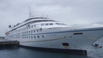 スターブリーズクルーズ船はクパンに停泊している135人の乗客を運びます